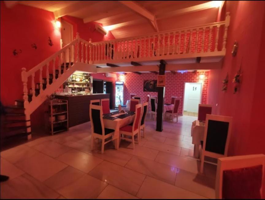 Namaste Hotel & Restaurant 利伯维尔 外观 照片